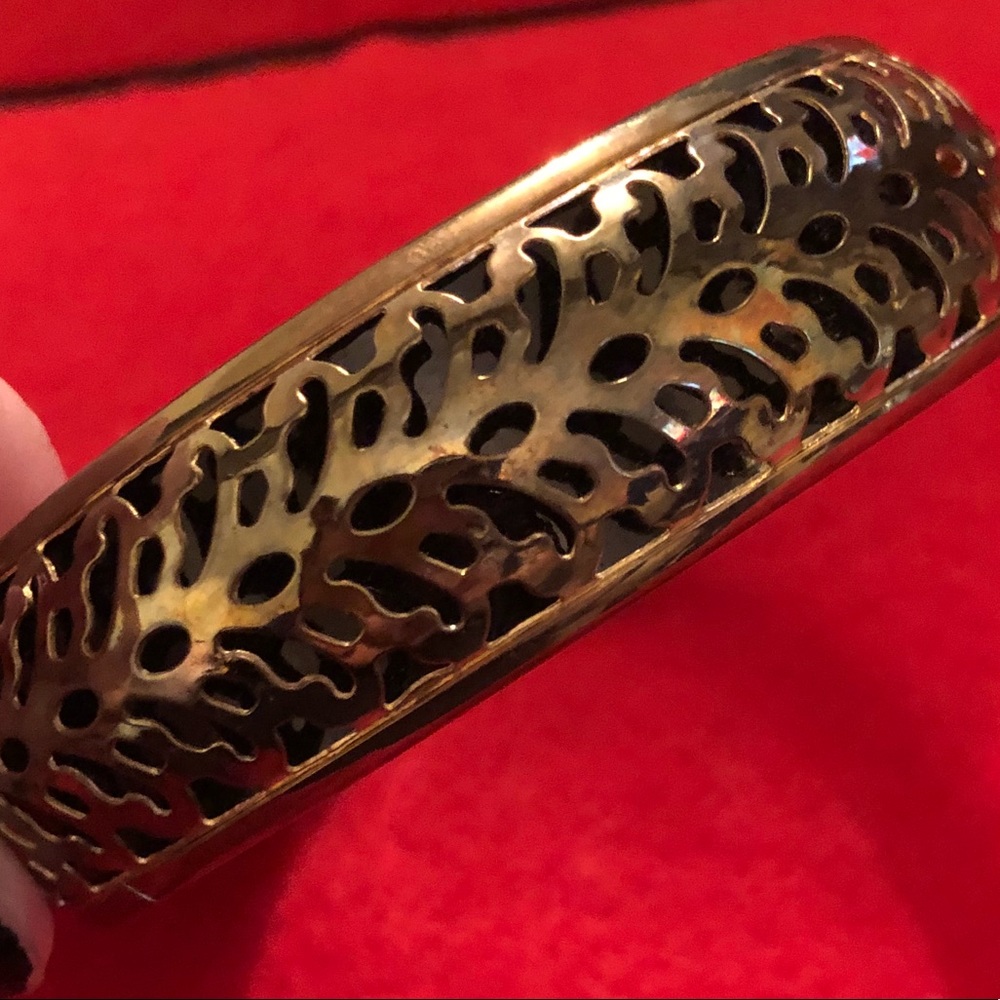 Gold tone Fashion bangle!!